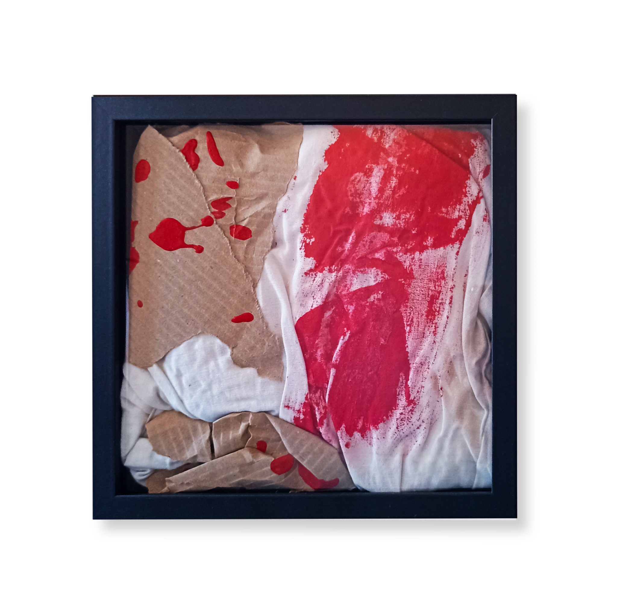 RED 2 — reliquia performativa di Filippo Papa con cartone, tessuto bianco e rosso